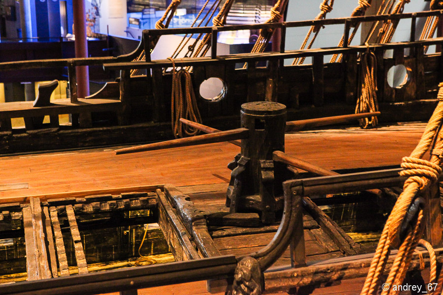 Палуба трюм. Корабль Васа каюта капитана. В трюме корабля Васа. Музей корабля Васа. Музей Васа в Швеции.
